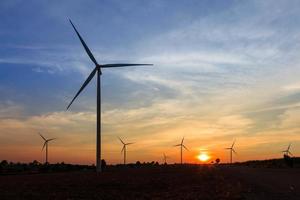 generatore di potenza della turbina eolica al crepuscolo foto