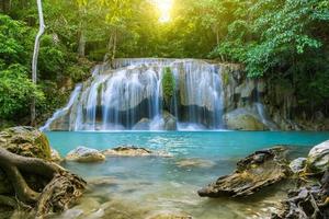 livello 2 della cascata, parco nazionale di erawan, kanchanaburi, tailandia foto