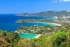 magnifica vista panoramica sul bellissimo mare delle Andamane e tre baie al punto di vista karon, phuket, tailandia foto