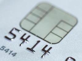 carta di credito bianca con messa a fuoco selettiva microchip foto