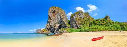 acqua di mare cristallina turchese con scogliera calcarea e montagna sulla spiaggia di phra nang, krabi, tailandia foto