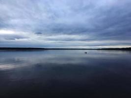 paesaggio acquatico con un pescatore. polvere foto