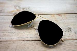 occhiali da sole su legno foto