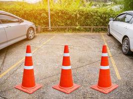 parcheggio libero con cono di traffico foto