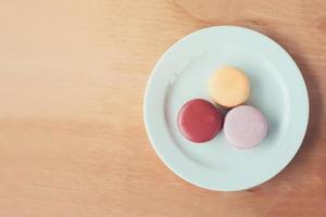 dolci e colorati macarons francesi su legno foto