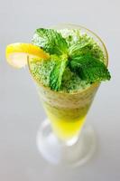 cocktail mojito vicino con foglie di menta fresca
