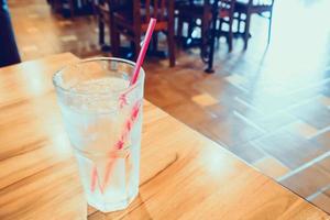 bicchiere d'acqua sul tavolo di legno nel ristorante foto