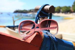 occhiali da sole da donna sull'isola di lembongan, indonesia foto