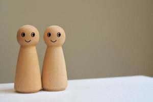 figure di bambole in legno con sorriso. concetto di valutazione e soddisfazione del cliente. foto