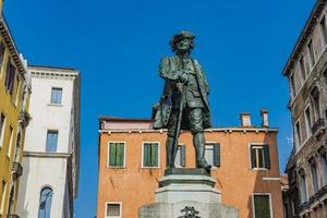 monumento a carlo goldoni a venezia, italia foto