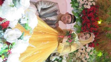 cianjur regency west java indonesia il 15 giugno 2021 - una coppia felice. matrimonio musulmano indonesiano. foto