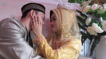 cianjur regency west java indonesia il 15 giugno 2021 - una coppia felice. matrimonio musulmano indonesiano. foto