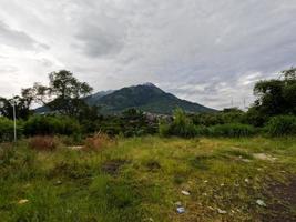 l'aspetto del monte merapi boyolali, java centrale visto dal lato nord con terreno agricolo in primo piano foto