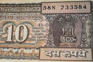 vista ravvicinata di una rara banconota da dieci rupie sul tavolo, vecchie banconote indiane su una tavola rotante, rara valuta indiana vista ravvicinata foto