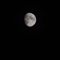 luna piena nel cielo scuro durante la notte, grande super luna nel cielo a orari ravvicinati foto