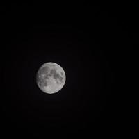 timelapse di luna, lasso di tempo stock luna piena sorge nel cielo di natura oscura, notte. lasso di tempo del disco di luna piena con la luna che si illumina nel cielo nero scuro di notte. riprese video o timelapse gratuiti di alta qualità foto