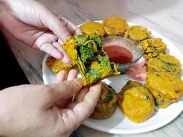 patra o paatra o alu vadi è una popolare ricetta di spuntino maharashtrian e gujrati a base di foglie di colocasia, farina di riso e aromi, spezie, tamarindo e jaggery, messa a fuoco selettiva foto