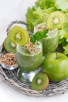 frullato verde sano con germogli e ingredienti, verticale foto
