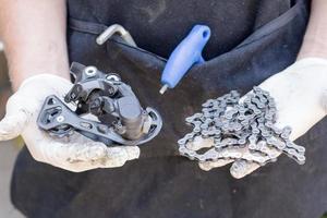 processo di riparazione e pulizia di biciclette, primi piani di parti di biciclette, officina per biciclette foto