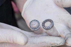 processo di riparazione e pulizia di biciclette, primi piani di parti di biciclette, officina per biciclette foto