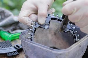 processo di riparazione e pulizia di biciclette, primi piani di parti di biciclette, officina per biciclette foto