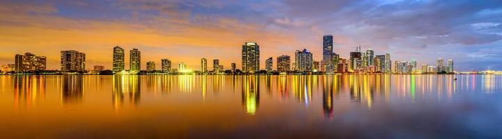 panoramico di Miami edifici di notte riflessa sull'acqua foto