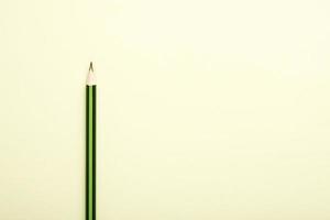 matita di legno nei colori verde e nero su sfondo bianco cheam con spazio di copia o testo. foto
