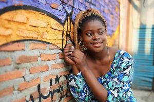 ritratto di giovani ragazze di pelle nera con acconciatura afro in posa all'aperto. foto