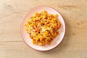 maccheroni fatti in casa alla bolognese con formaggio foto