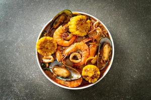 pesce piccante barbecue - gamberi, calamari, cozze foto