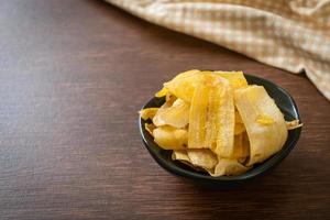 chips di banana - banana affettata fritta o al forno foto