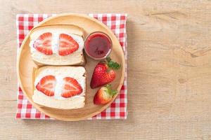 pancake sandwich fragola panna fresca foto