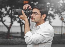 un giovane ragazzo indiano che cattura il momento del matrimonio dalla fotocamera. foto