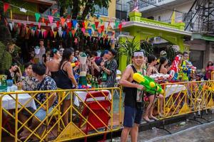 bangkok songkran festival khaosan road 2016, il festival songkran è celebrato in Thailandia come il tradizionale capodanno dal 13 al 15 aprile. foto