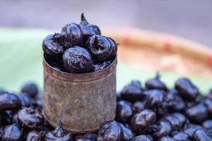 primo piano di waternut o castagna d'acqua cinese in vendita nel mercato foto