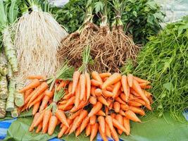 carote e verdure organiche fresche da vendere nel mercato foto