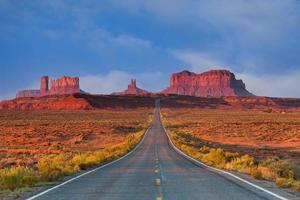viaggi e turismo - scene degli Stati Uniti occidentali. formazioni rocciose rosse della Monument Valley all'alba lungo l'autostrada 163
