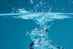 superficie di acqua blu su sfondo bianco foto