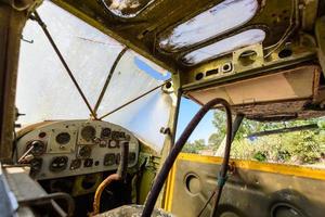 in cabina di guida piccolo aereo abbandonato. foto