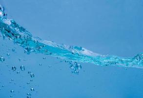 bolle d'acqua e aria su sfondo bianco con spazio per il testo foto