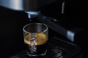 caffè espresso da una macchina da caffè a goccia foto