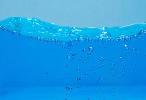 bolle d'acqua e aria su sfondo bianco con spazio per il testo foto