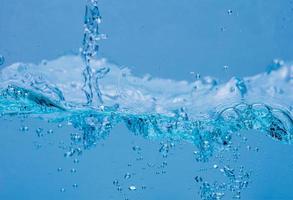 bolle d'acqua e aria su sfondo bianco con spazio per il testo foto