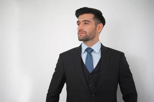 elegante giovane uomo bello caucasico su sfondo bianco, ritratto di moda in studio. foto