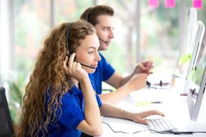 concetto di squadra di servizio. vendita di operatori o contact center in ufficio, call center per le informazioni, ufficio di supporto alle vendite del team professionale di qualità. azienda rappresentativa del posto di lavoro dell'ambiente. foto