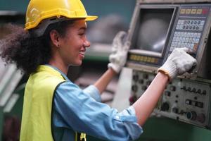 gli ingegneri della manutenzione femminile stanno lavorando davanti alla riparazione automatizzata dei macchinari cnc su una lista di controllo di manutenzione presso la linea di produzione. foto