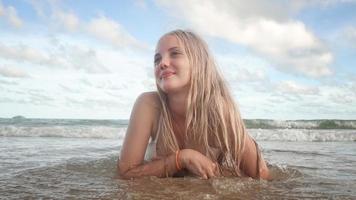 ritratto di una bella donna bionda godersi la sua estate sulla spiaggia.