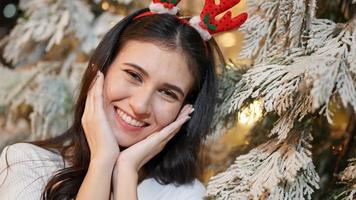 la giovane donna attraente celebra le vacanze durante le vacanze di Natale a casa. foto