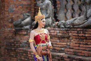 asia donna che indossa il tradizionale abito tailandese, il costume dell'abito nazionale dell'antica Thailandia. foto