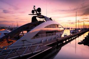 vista del porto e del porto turistico con yacht ormeggiati e motoscafi a pattaya thailandia foto